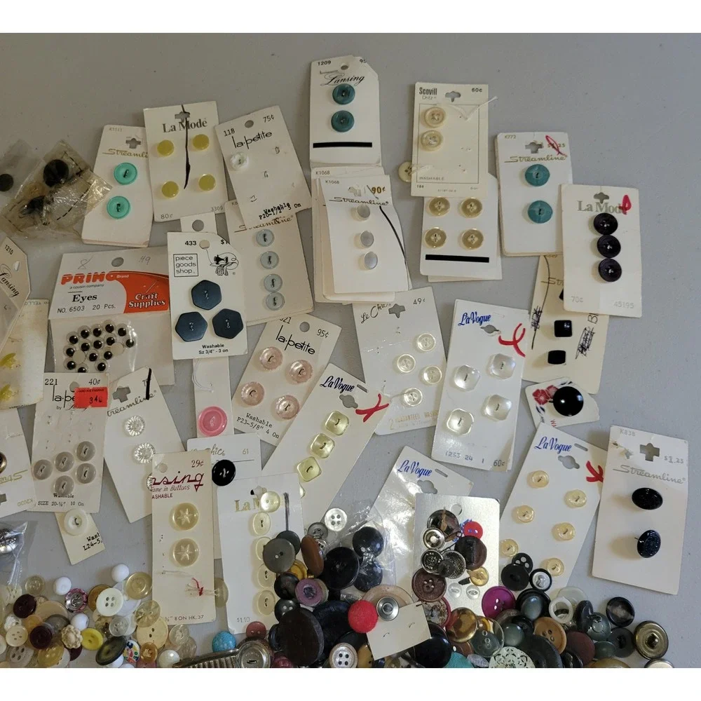 Vintage Button‎ Lot Bulk Mixed...Over 2lbs